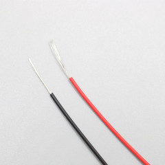 Half-peeled red and black connecting wires, national standard wires, experimental small-scale assembly model wires, electronic circuit motor connection