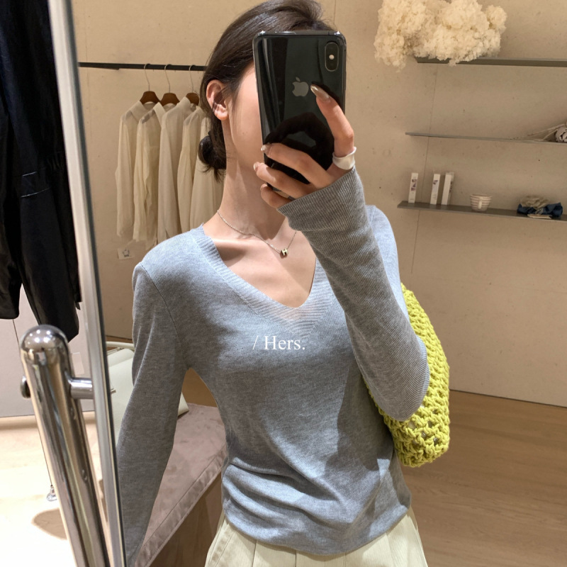 Hers One Spoon of Sweetness 2026 Early Spring Simple and Elegant Pure Desire Versatile Slim Fit V-Neck Long Sleeve Knitted Sweater Hers One Spoon of Sweetness 2026 Early Spring Simple and Elegant Pure Desire Versatile Slim Fit V-Neck Long Sleeve Knitted Sweater