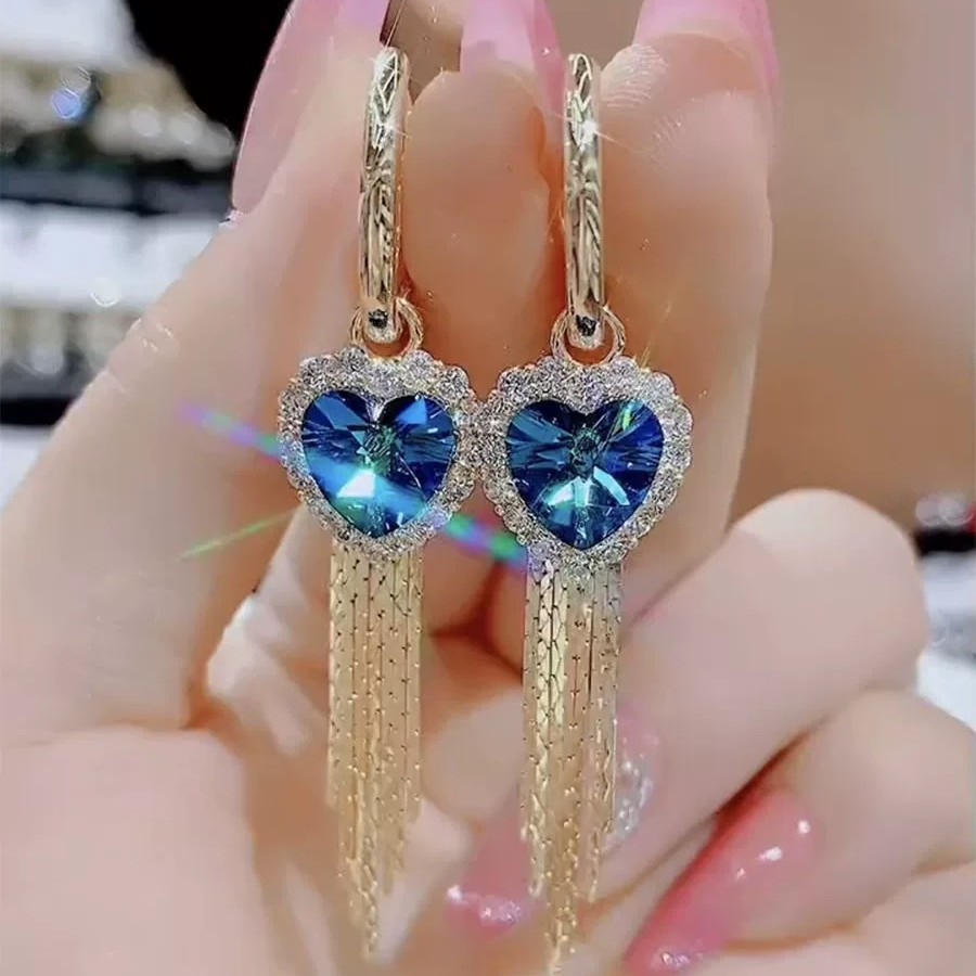 2024 nueva versión coreana de los pendientes súper parpadeantes de alta gama de estilo coreano, pendientes de amor de temperamento de flecos largos de nicho, venta al por mayor femenina