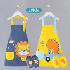 子供のエプロンの絵のカバーの服の男の子の赤ちゃんは食事をします。