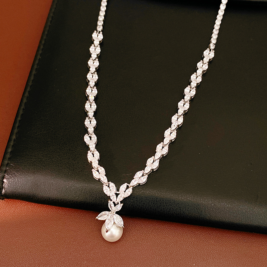 Collar de perlas de piedra de diamante ligero de lujo nicho de alta calidad cadena de collar temperamento de moda universal conjunto de joyería
