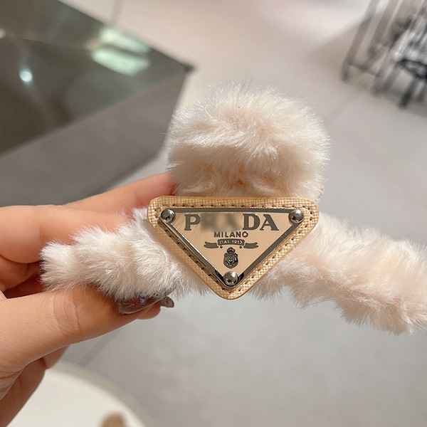 Fashionable plush crab pin