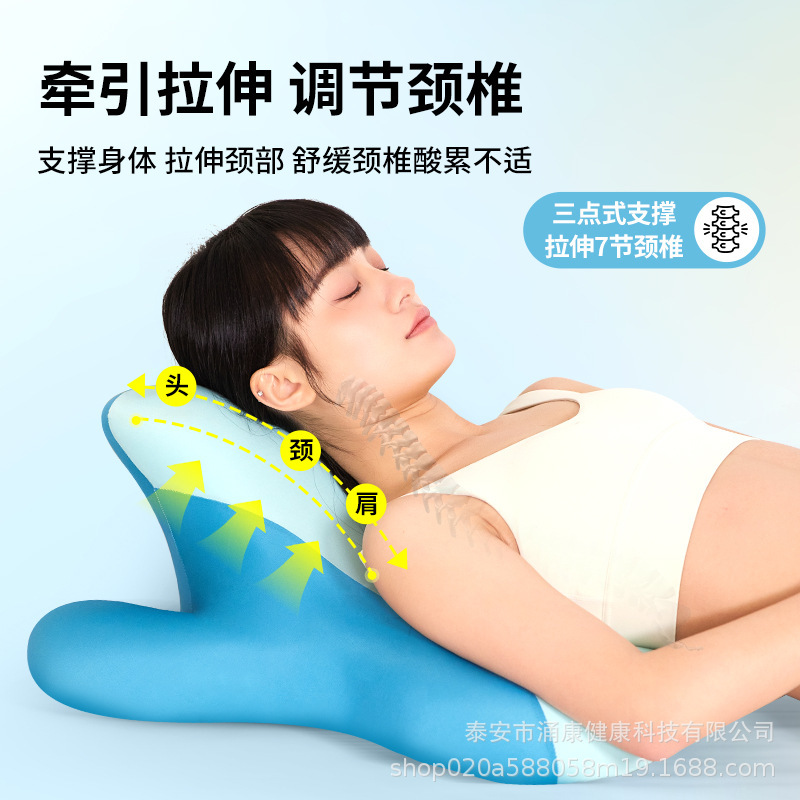 ベッドの上で寝て枕をしてベッドの神器の多機能の腹臥位の枕をして寝ています。|undefined