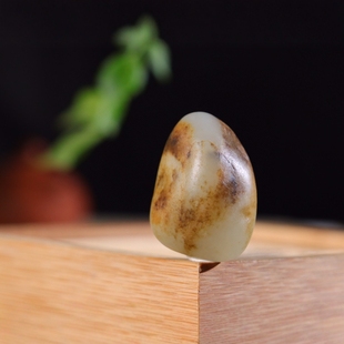 Jin Yutang Xinjiang Hetian seed material raw stone autumn pear skin pores clear shape full rustic natural original flavor