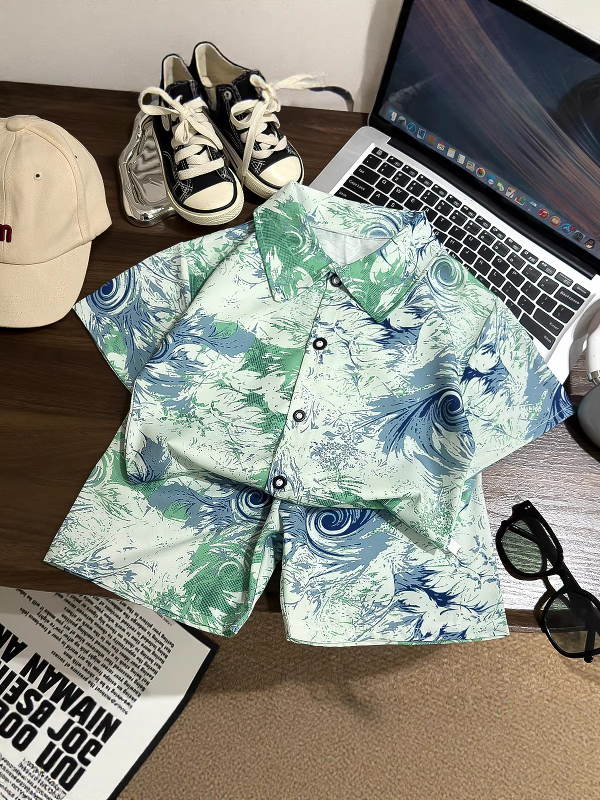 Niños de verano nueva camisa de estilo de Hong Kong hombre camisa de estilo de playa de moda nacional ropa de mangas cortas para niños al por mayor