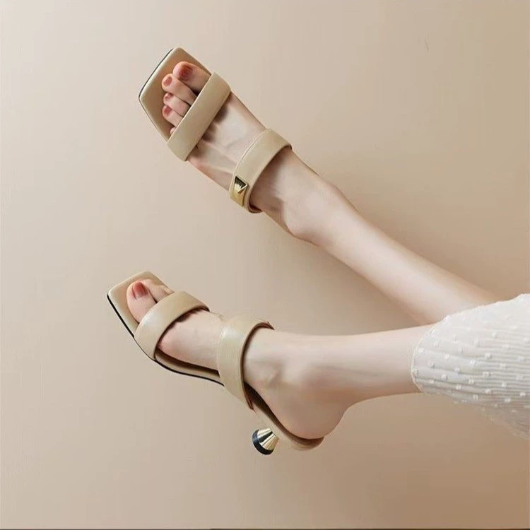 Летние босоножки 2025 года, европейско-американский стиль, однотонные, больших размеров, на шпильке, квадратный носок, для женщин (кросс-граничная поставка)