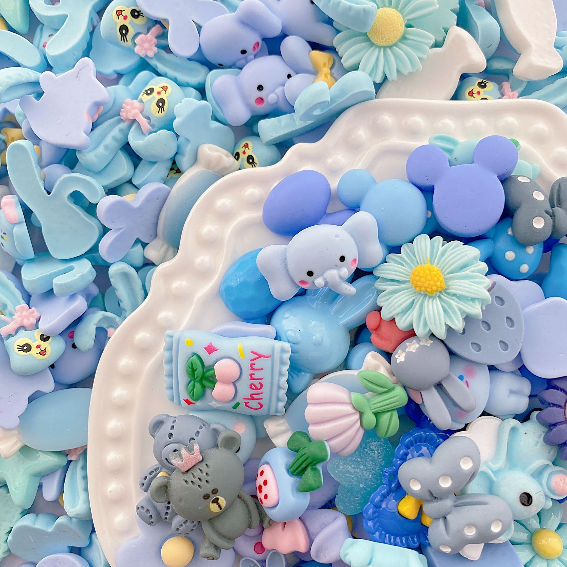 Directo de fábrica de color de dibujos animados mezclado DIY accesorios de resina al por mayor pegamento crema teléfono móvil Shell horquilla accesorios de producción