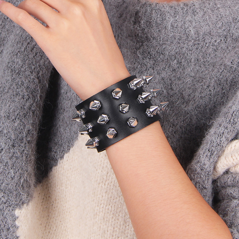 Fábrica directa europea y americana punk accesorios emocionales exagerados pulseras de remaches de forma de tres filas de pulseras de cuero personalidad mano