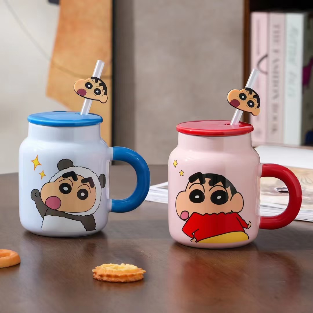 Genuino autorizado Crayon Shin-chan de cerámica con tapa de paja de alto valor creativo personalidad estudiante a prueba de polvo con taza de agua con pajita