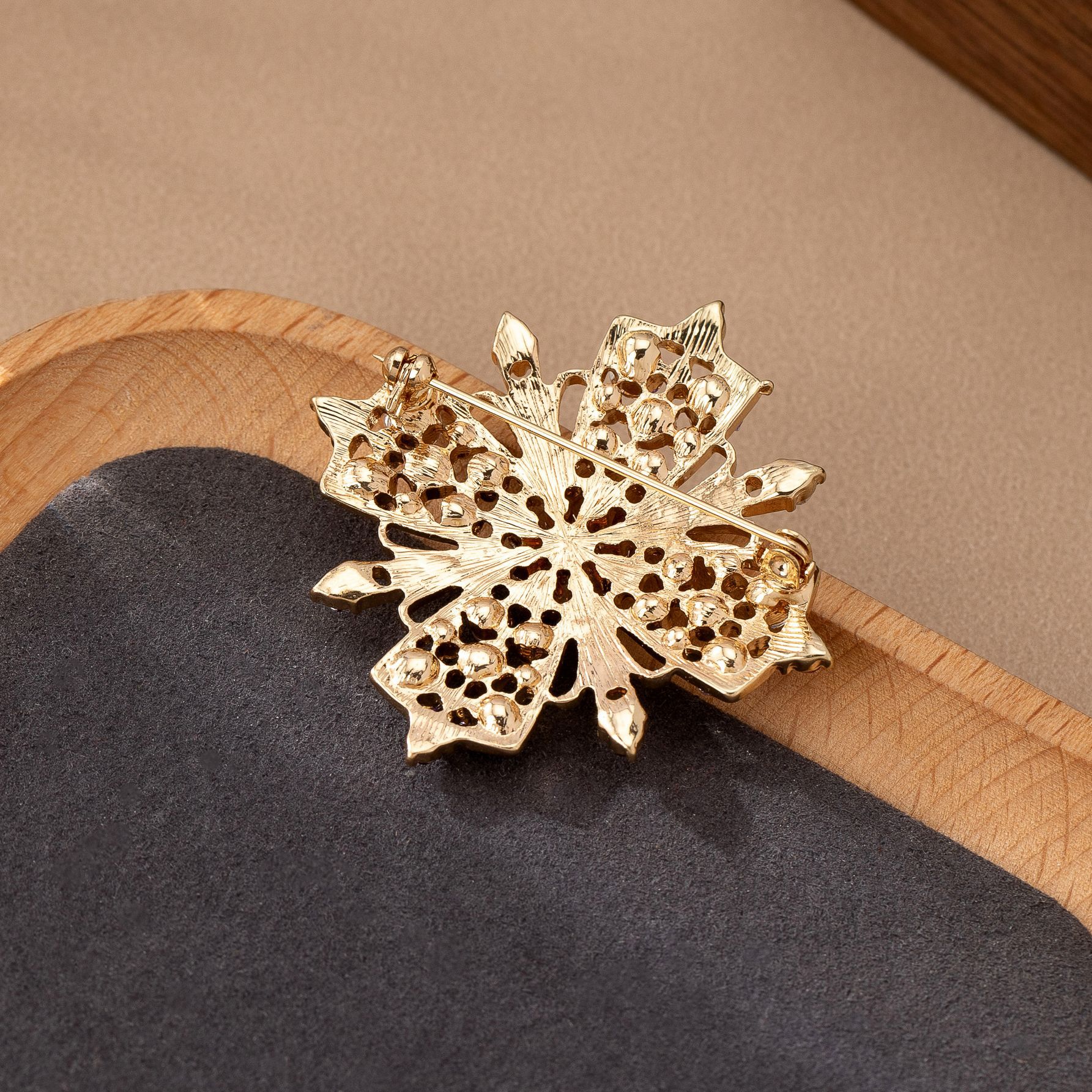 Spilla a fiore stile retro con strass per donna elegante_voghion.com