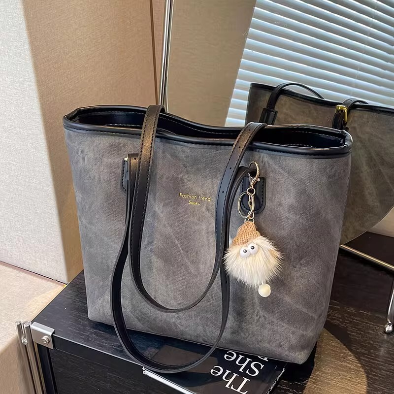 2026 New Style College Student Commuting Tote Bag, High-End, Fashionable, Casual Shoulder Handbag, Large Capacity for Women