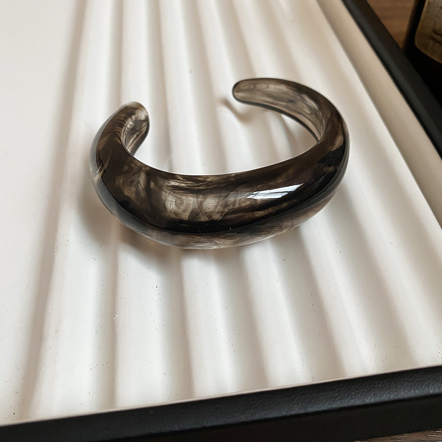 Pulsera de apertura geométrica florecientes de acrílico pulsera retro de todo fósforo de nicho, joyería de moda de alta gama de lujo ligero al por mayor