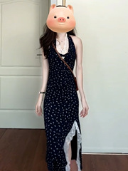 蓝色挂脖吊带连衣裙子女夏季2025新款法式蕾丝边包臀开叉碎花长裙