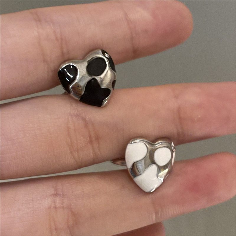 Wholesale Jewelry Black White Dripping Oil Heart-shaped Ear Clip Single Nihaojewelry display picture 9