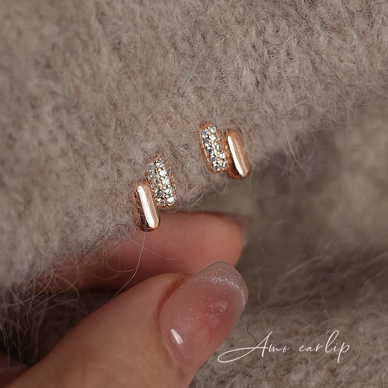 Piccoli orecchini a cerchio con zirconi e perno in argento_voghion.com