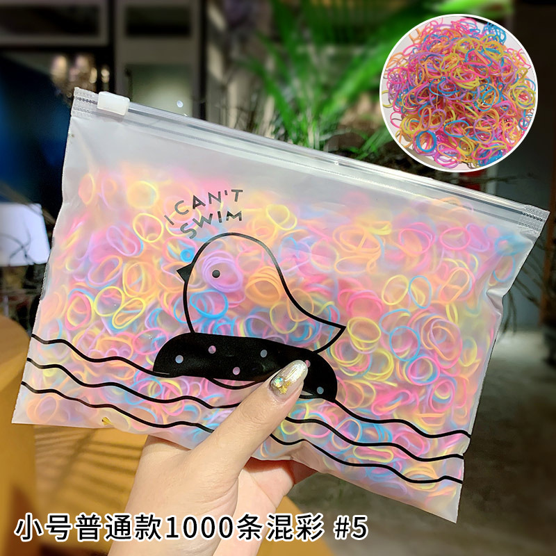 小さい皮の筋の女性は髪の毛を刺します。|undefined