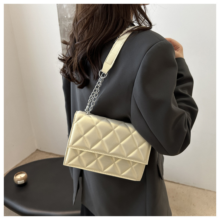 The 2024 autumn new French niche design chain small square bag, a fashionable macaron color single-shoulder crossbody bag undefined