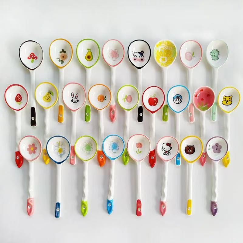 Cuchara de cerámica de color esmaltada cuchara de mango largo cuchara encantadora cuchara de arroz cuchara de arroz cuchara de torsión cuchara de cabeza redonda