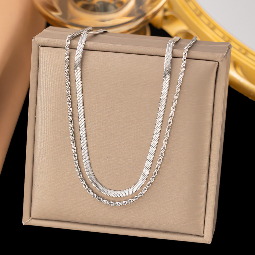 [collar de acero de titanio dorado + acero] collar de amor de nicho con cadena de clavícula avanzada en la moda de lujo ligero femenino