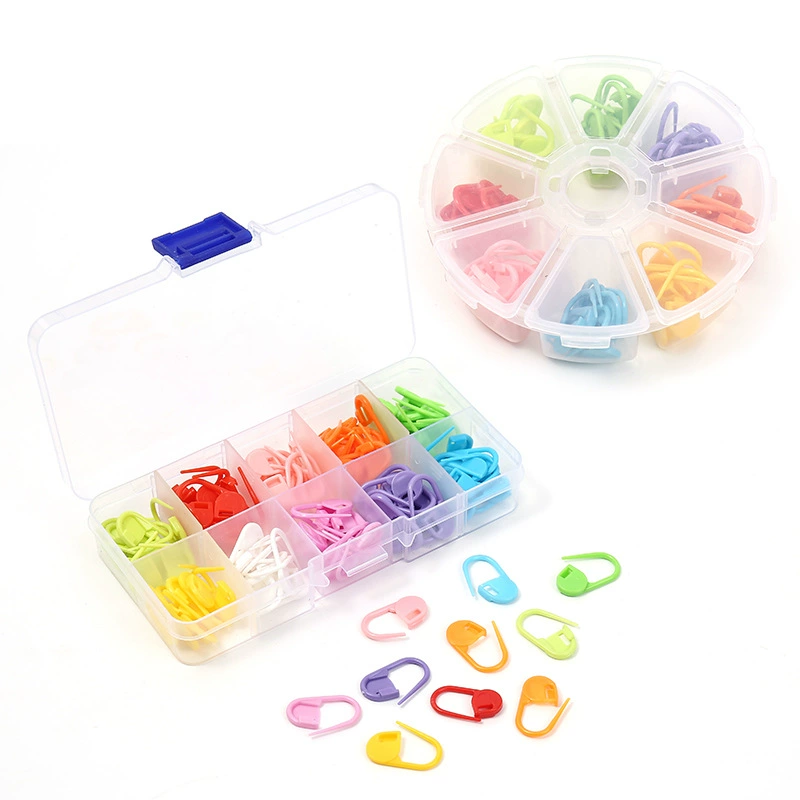 Цветные пластиковые штучки в штучной коробке