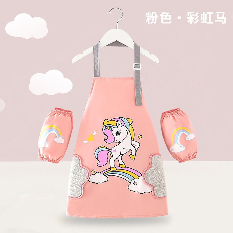 子供のエプロンの絵のカバーの服の男の子の赤ちゃんは食事をします。|undefined