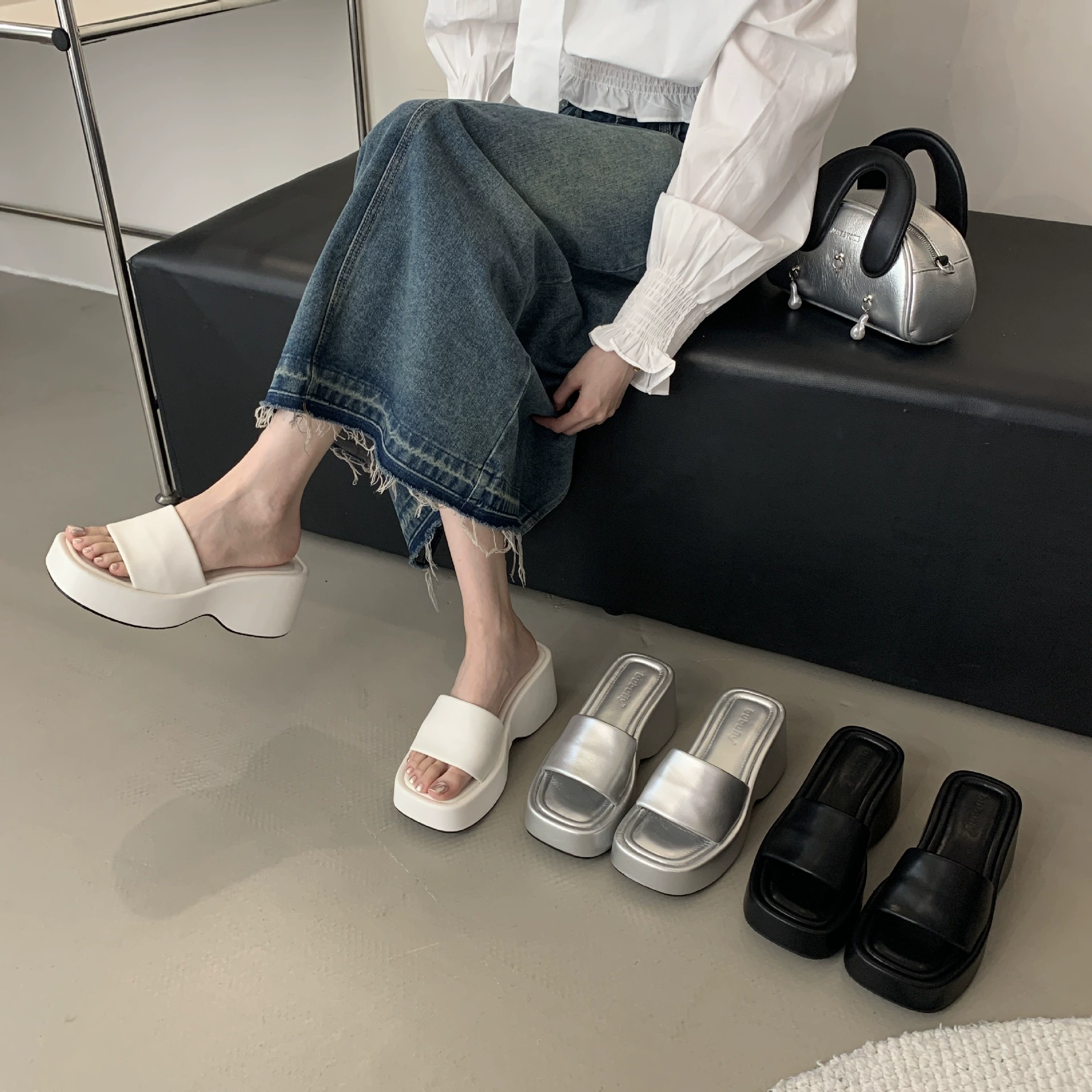 Увеличение толстой подошвы тапочки женщины летом носить новые корейские минималистские нишевые сандалии из кексов темперамент французские пляжные туфли