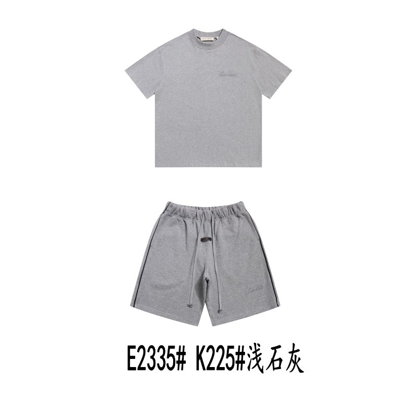 Una pieza de la marca de moda FOG de doble línea ESSENTIALS letra con lema impreso camiseta de manga corta para hombres y mujeres media manga en la calle
