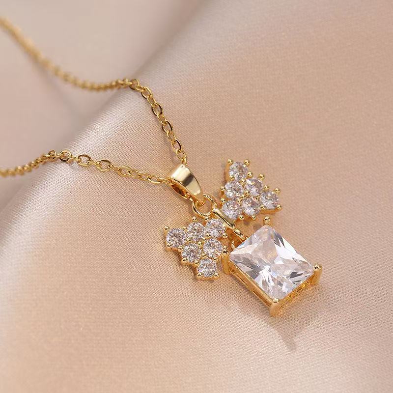 Necklace with zircon
