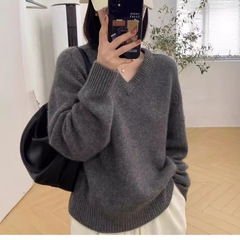 柔らかいモチモチの軽豪華な秋冬の新型の韓国版の女性のウールのvネックの長袖は底を打ってゆったりとしています。