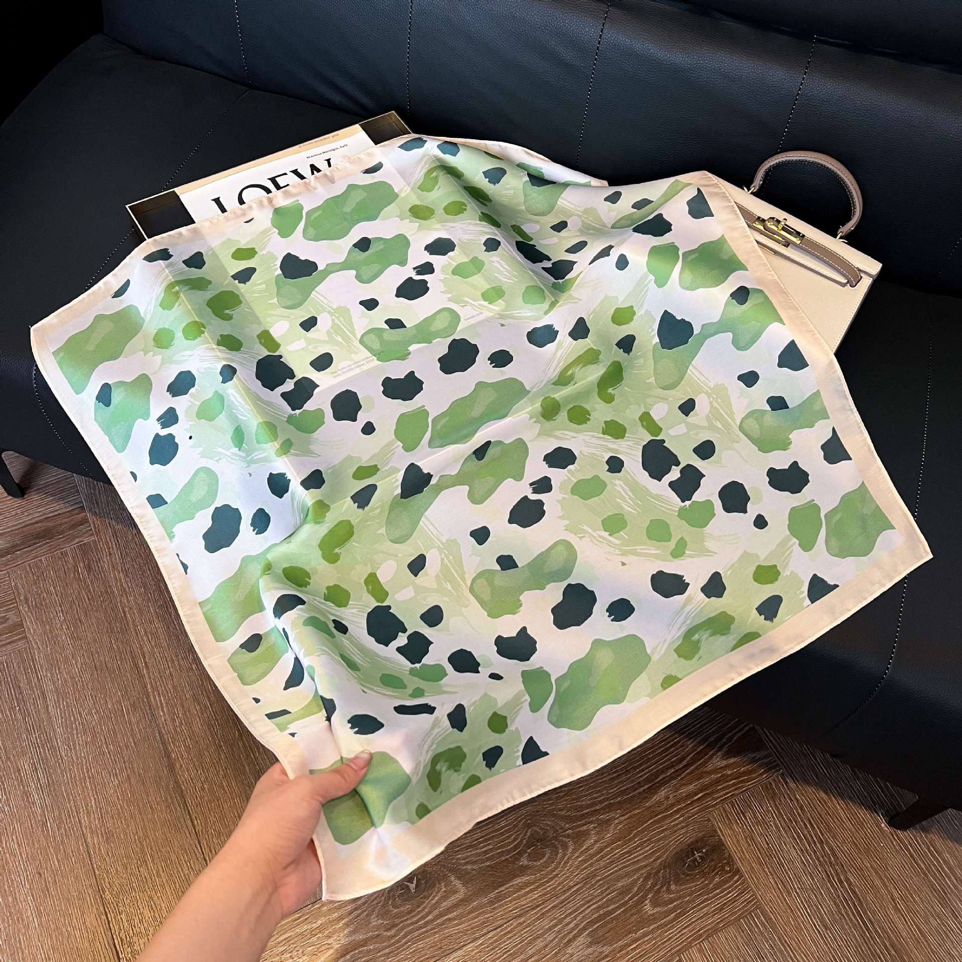 Transfronterizos nuevos bufandas de seda azul de alto nivel de seda cuadrada de simulación bufandas de moda de decoración de moda de combinación bolsa correa de pelo bufandas profesionales