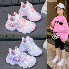 子供のクロミの女の子の靴2025春と秋の新型の運動靴の中で大きい子供の女の子のお父さんの靴は靴をひねります。