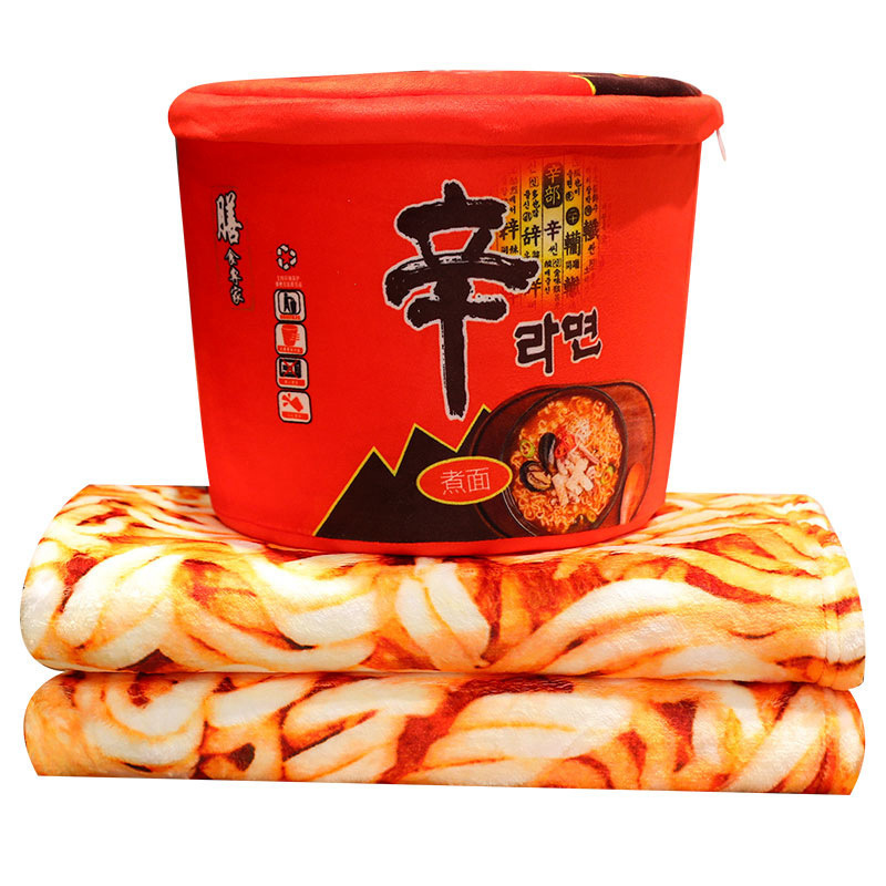 模擬バケツ入りのカップラーメンのジャージャー麺は枕の毛布を抱いて収納します。|undefined