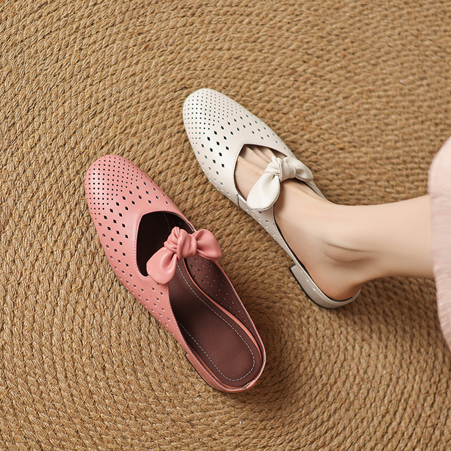 Dép sandal nữ da bò đục lỗ mũi kín quai hậu gót thấp — Màu hồng