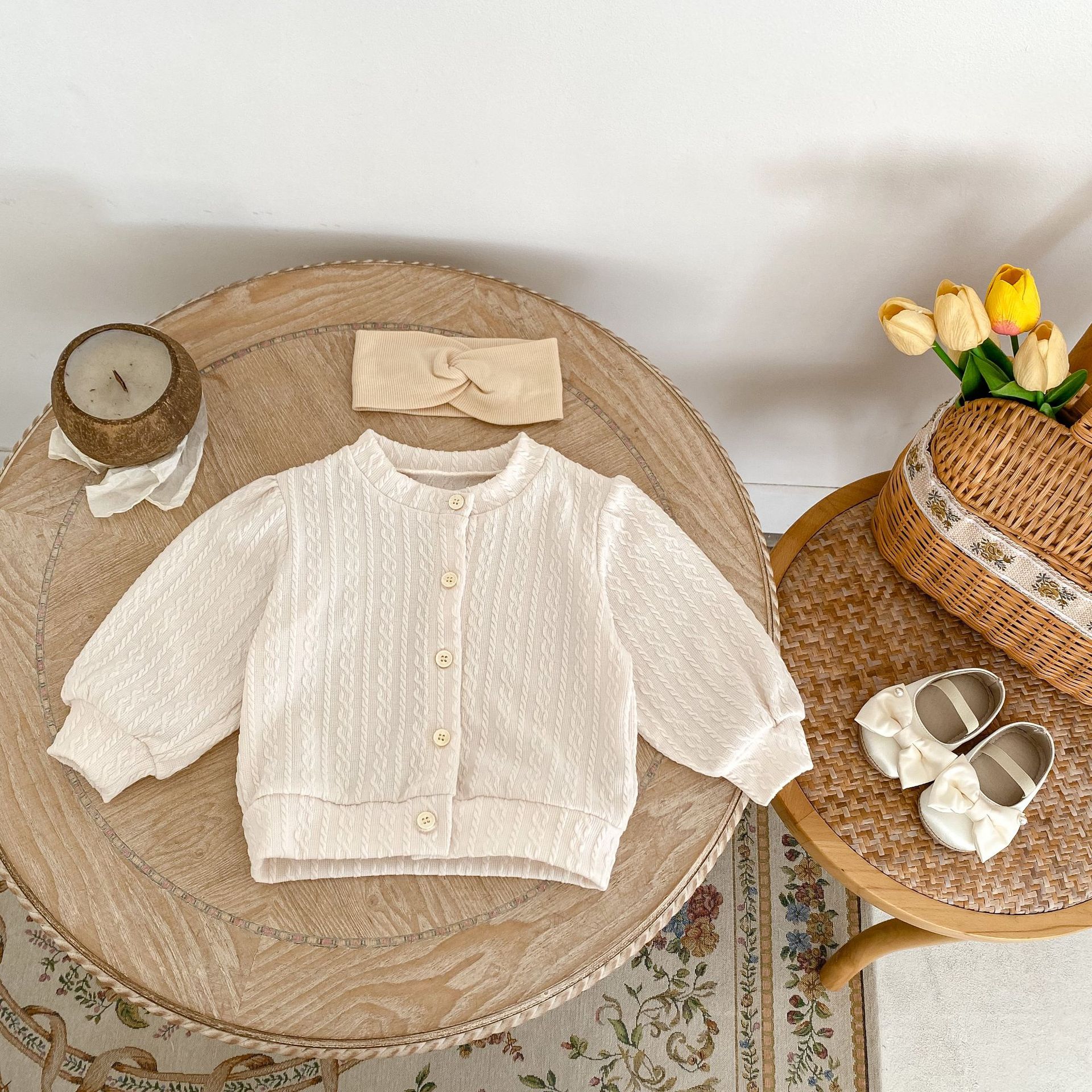 Jesenski set od tri dijela za djevojčice 2024. s čipkastom majicom s ovratnikom, mrežastim hlačama i jednobojnim žakard kaputom, Taken_voghion.com