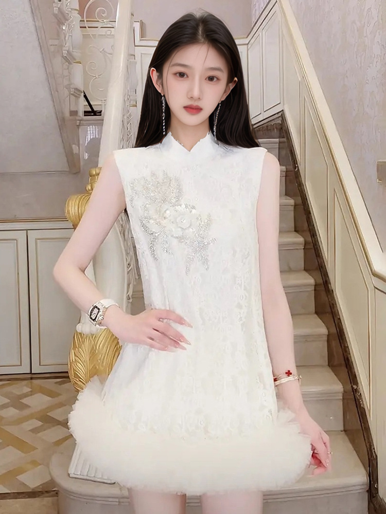 Váy ngắn cổ đứng thêu họa tiết dân tộc phong cách Trung Quốc mới, tà chắp vá — Màu trắng be