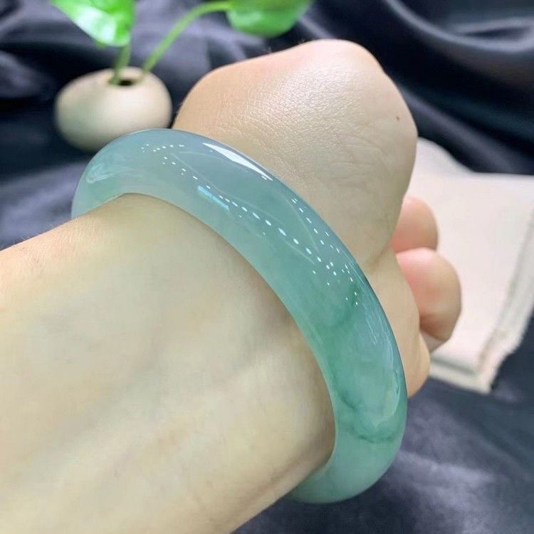 Vòng tay ngọc bích Miến Điện cao cấp nước xanh lam thanh, băng cao, loại băng nữ, có giấy chứng nhận chi tiết 12