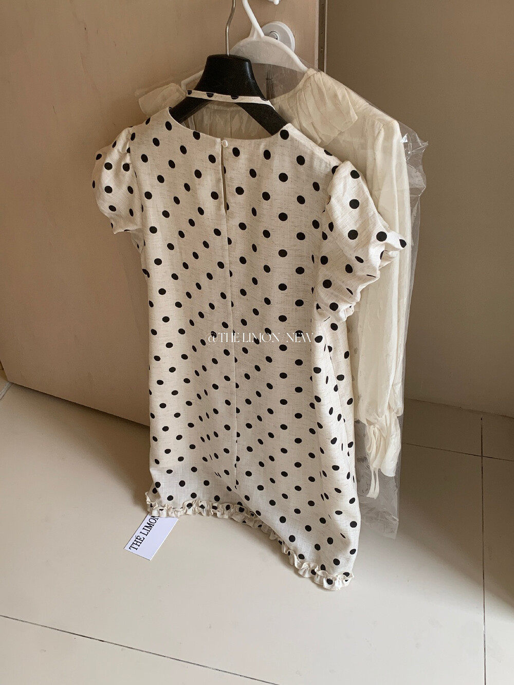 Đầm maxi nữ chất liệu tencel linen chấm bi tay bồng cổ điển — Gai mè chi tiết 13