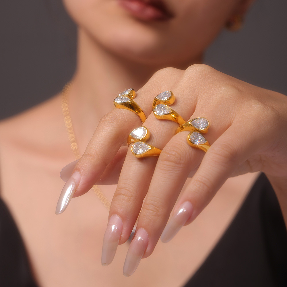 Anello aperto in acciaio al titanio con doppia goccia d'acqua e zircone quadrato 3A, colore PVD conservato, da donna_voghion.com