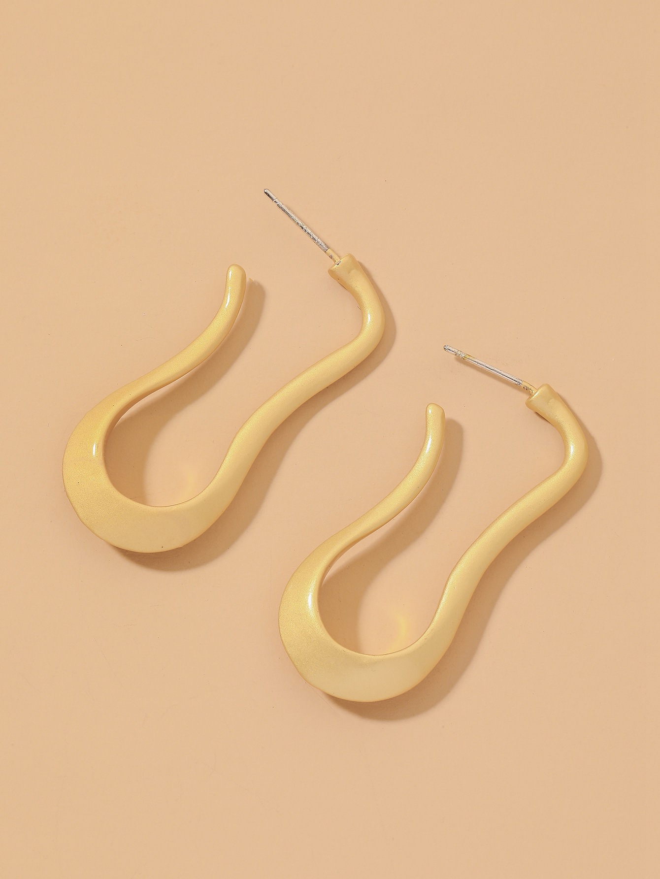 Fashion Matte Gold U-shaped Earrings display picture 3