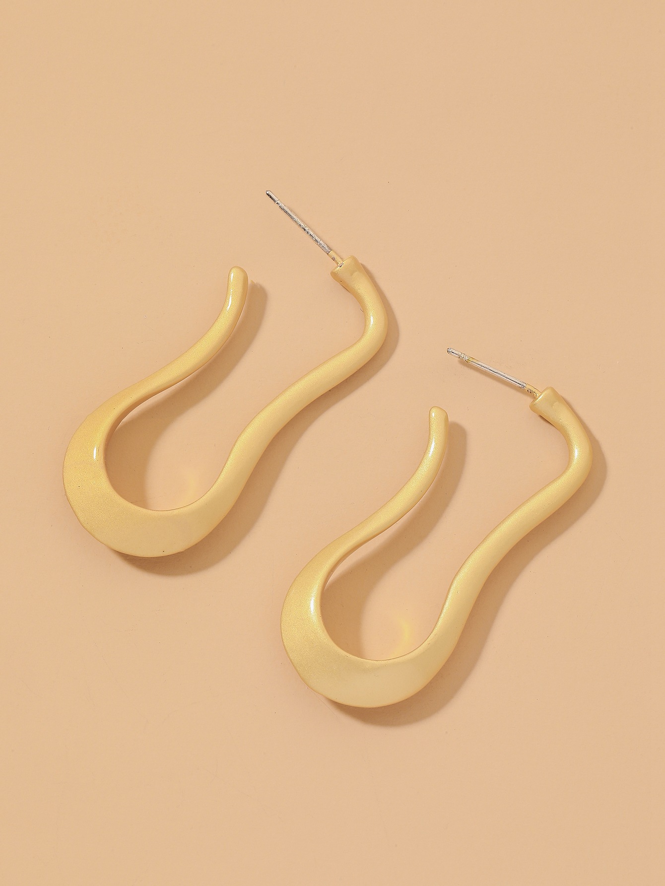 Boucles D&#39;oreilles En Forme De U En Or Mat display picture 3