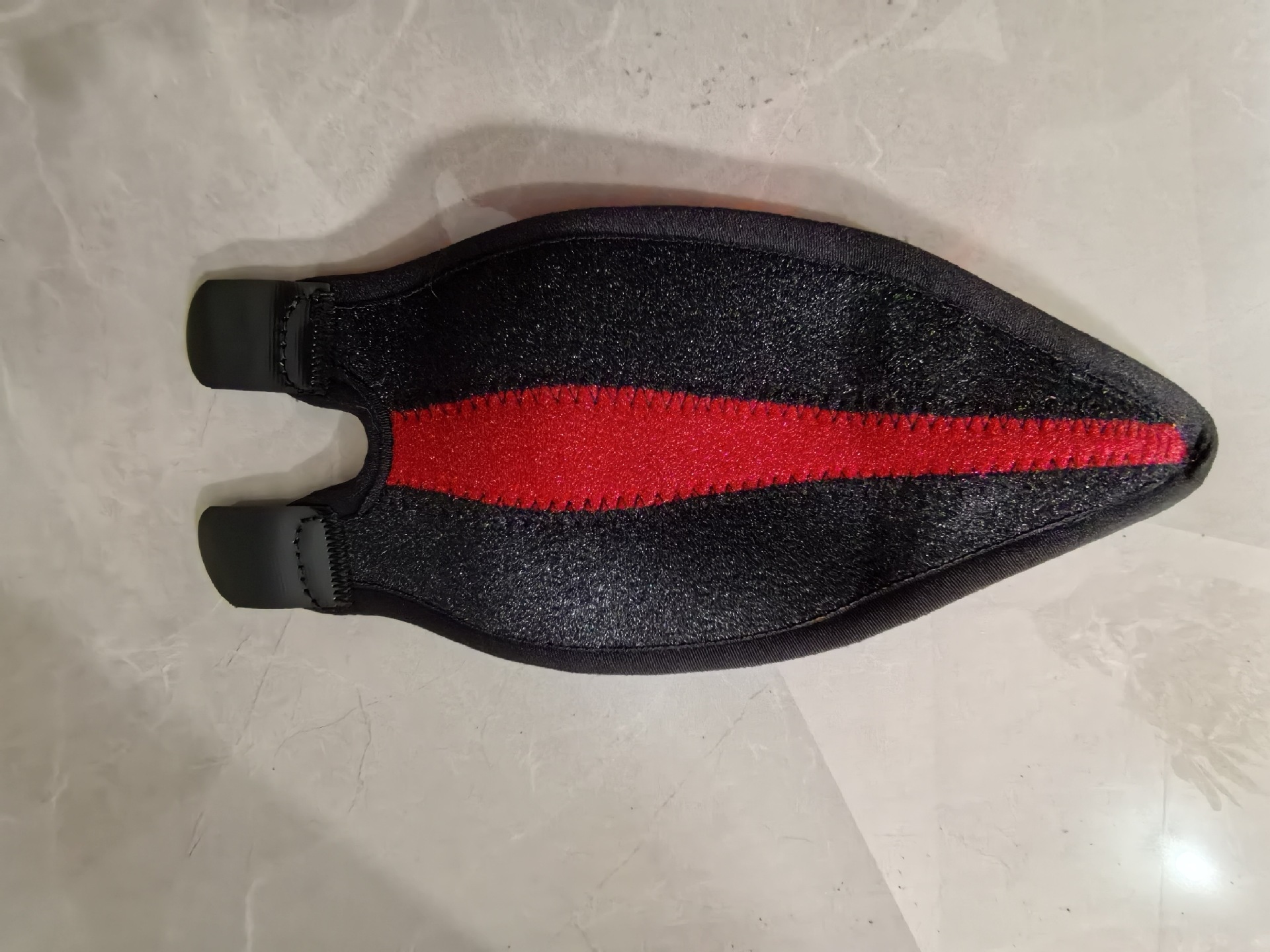 Пара налокотников (упакованы в пакеты) черно-красного цвета