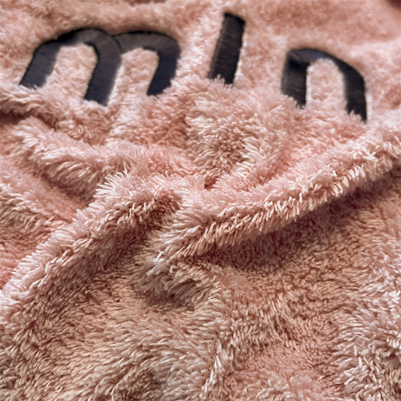 2024 nueva categoría más terciopelo grueso de lana de leche de invierno traje de cuatro piezas invierno invierno conejo felpa funda de edredón de lana de coral