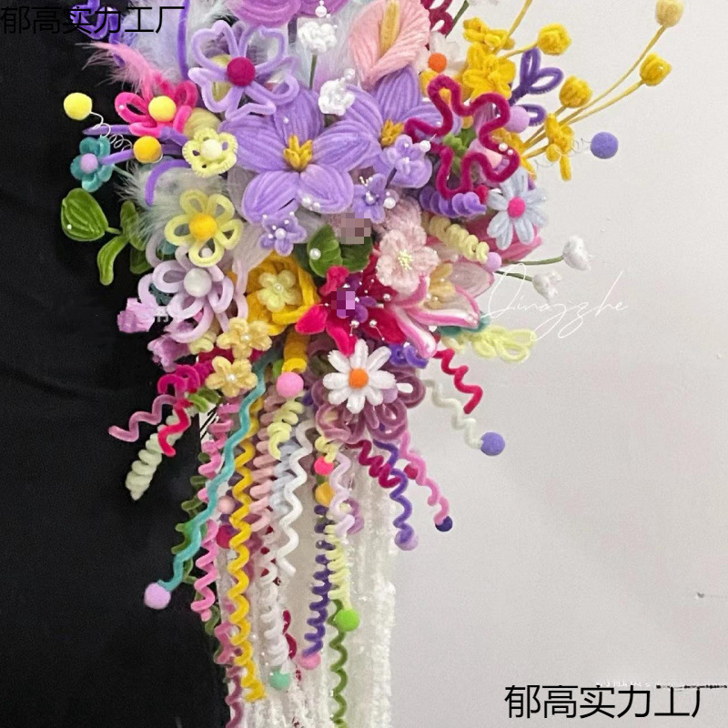 手作りの創意領収書の花束diy材料は自作のツイストの花束を包んで、手に花を持って彼女の親友に送ります。|undefined