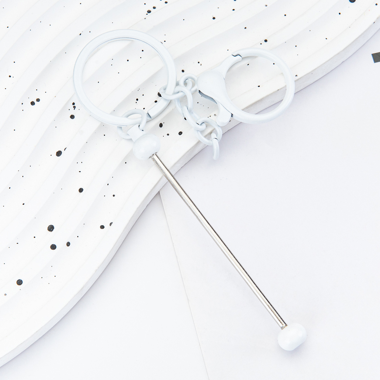 Nuevo DIY cuentas llavero al por mayor pequeño regalo colgante llavero de metal llavero de color gradiente