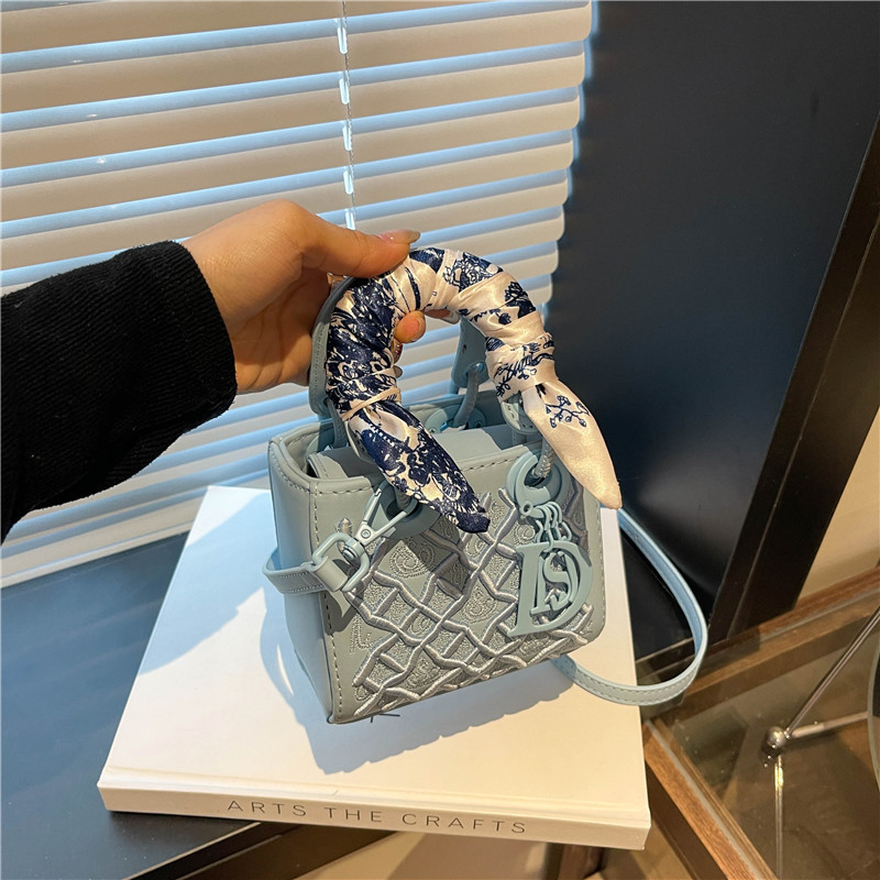 レディースバッグ 2025 クロスボーダー新スタイルヘビー刺繍ミニダイアナバッグハイエンドファッション多用途シルクスカーフハンドバッグ|undefined