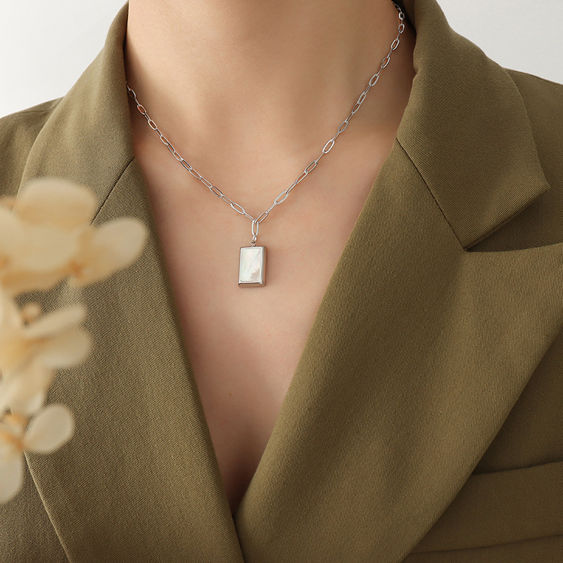 Colar versátil de luxo leve estilo francês Ins colar quadrado branco pôster colar titânio aço banhado a ouro corrente de osso de bloqueio_voghion.com