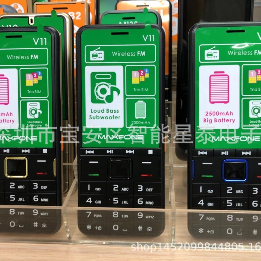 批发新款V11四卡四待手机 2.4寸带WhatsAPP手机 105 8110 V12手机