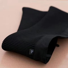 ダウンジャケットの襟を取り外して汚れを防ぐために服を着てねじを編む偽の襟の子供に合わせて襟を貼る