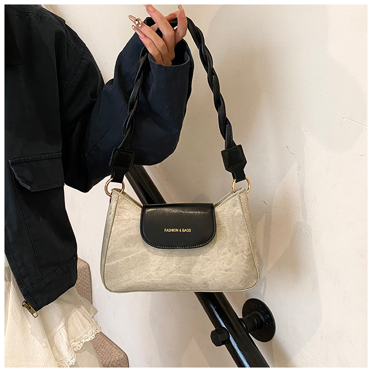 This year, new fashionable and trendy women's bags, casual crossbody underarm bags, commuting single-shoulder women's bags, and small square bags are in vogue undefined