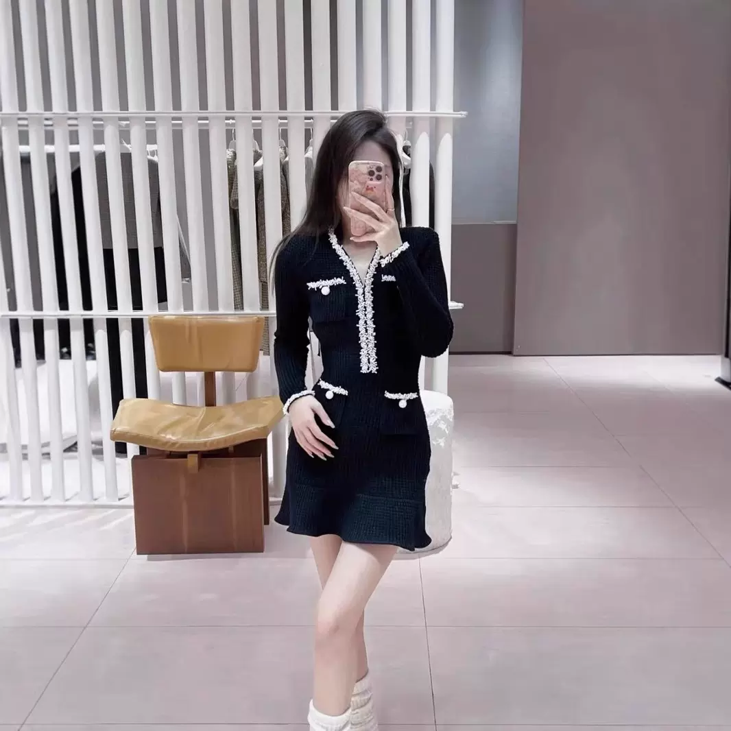 2025早春新款黑撞白珍珠V领长袖小香风连衣裙女气质收腰短裙女
